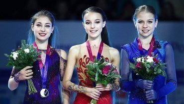 (слева направо) Алена Косторная, Анна Щербакова и Александра Трусова.