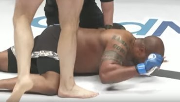 Куинтон Джексон в нокауте.