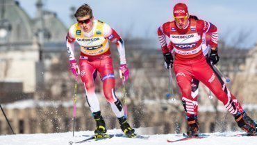 Йоханнес Клебо (слева) стал только третьим в зачете «Тур де Ски», выиграл турнир россиянин Александр Большунов (справа).