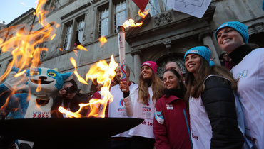 Спортсмены с факелом юношеской Олимпиады в Лозанне.