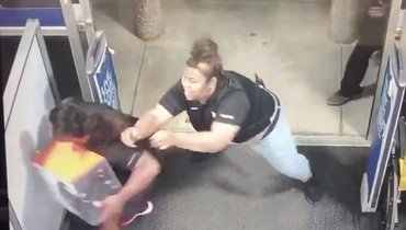 Саммер Тапаса пытается остановить вора.