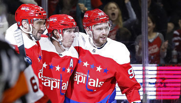 Александр Овечкин (слева), Никлас Бэкстрем (по центру) и Евгений Кузнецов.