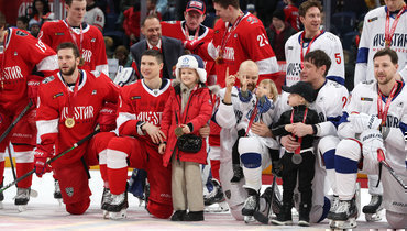 19 января. Москва. Команда дивизиона Боброва (в красном) стала победителем Матча звезд.