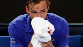 Кровь Медведева и драма Хачанова. Крутой день в Мельбурне