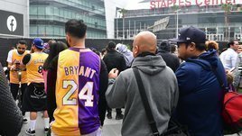 Болельщики организовали мемориал Брайанту