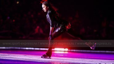 Алина Загитова на замерзшем озере.