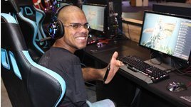 Популярный фифер, родившийся без рук. Эта история тронет до глубины души