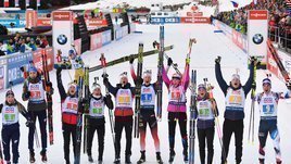 В цветах, но без шансов на медали. Россияне начали чемпионат мира с шестого места в смешанной эстафете