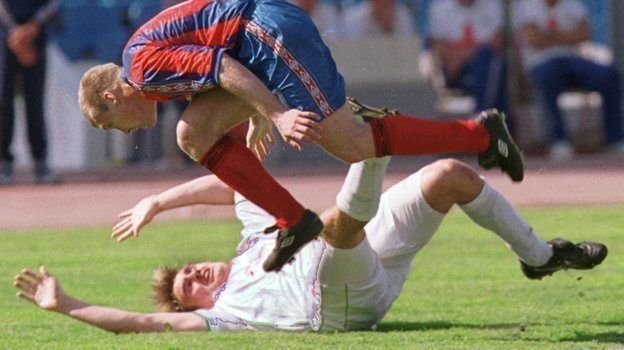 21 мая 2000 года. Москва. «Локомотив» — ЦСКА — 3:2. Максим Боков сбивает нападающего Дмитрия Булыкина. Фото Александр Вильф 21 мая 2000 года. Москва. «Локомотив» — ЦСКА — 3:2. Максим Боков сбивает нападающего Дмитрия Булыкина. Фото Александр Вильф