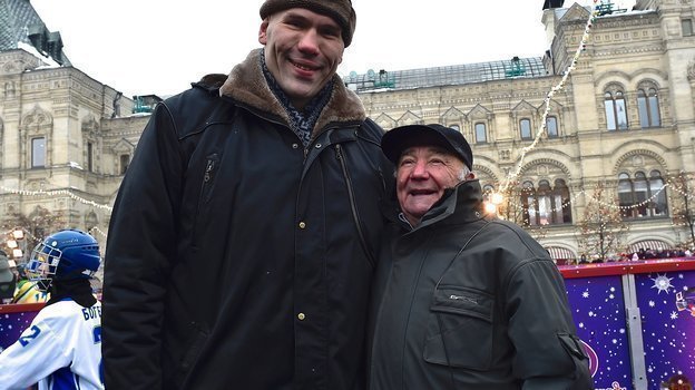 Михаил Осинцев (справа) и Николай Валуев на традиционном Турнире Патриарха на Красной площади. Фото Валентин Кожуханцев Михаил Осинцев (справа) и Николай Валуев на традиционном Турнире Патриарха на Красной площади. Фото Валентин Кожуханцев