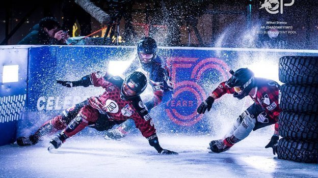 Дмитрий Мурлычкин борется с Кайлом Кроксаллом и Стивеном Коксом. Дмитрий Мурлычкин борется с Кайлом Кроксаллом и Стивеном Коксом.