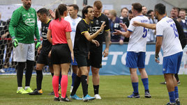 На Кубке легенд скандал. В мужской праздник футболисты недовольны женщиной