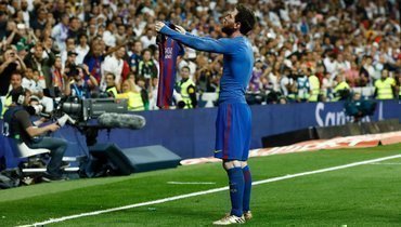 23 апреля 2017 года. Мадрид. «Реал» — «Барселона» — 2:3. 92-я минута. Нападающий каталонцев Лионель Месси показывает свою футболку болельщикам мадридцев после победного гола.