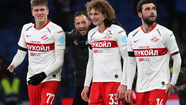 29 февраля. Москва. «Динамо» — «Спартак» — 0:2. (слева направо) Александр Соболев, Доменико Тедеско, Алекс Краль и Георгий Джикия.