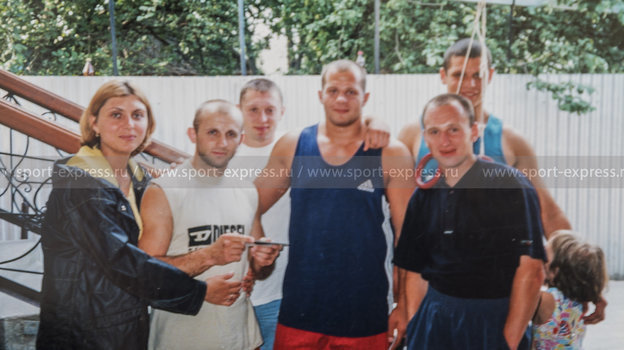 Подпись: Андрей Былдин (второй слева), Игорь Сысуев (третий слева), Федор Емельяненко (в центре), Роман Костеников (справа, на заднем плане). Фото Из личного архива Андрея Былдина Подпись: Андрей Былдин (второй слева), Игорь Сысуев (третий слева), Федор Емельяненко (в центре), Роман Костеников (справа, на заднем плане). Фото Из личного архива Андрея Былдина