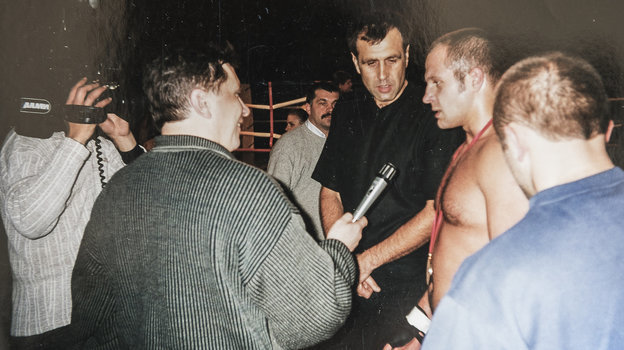 2000 год. Федор Емельяненко дает, возможно, первое интервью в жизни — после турнире в Туле. Фото Из личного архива Андрея Былдина 2000 год. Федор Емельяненко дает, возможно, первое интервью в жизни — после турнире в Туле. Фото Из личного архива Андрея Былдина