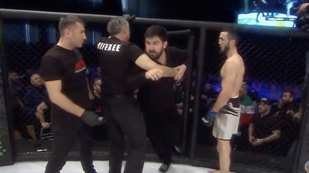 Мужчина, который атаковал судью (врывается в клетку). Фото Youtube-канал ACA MMA Мужчина, который атаковал судью (врывается в клетку). Фото Youtube-канал ACA MMA