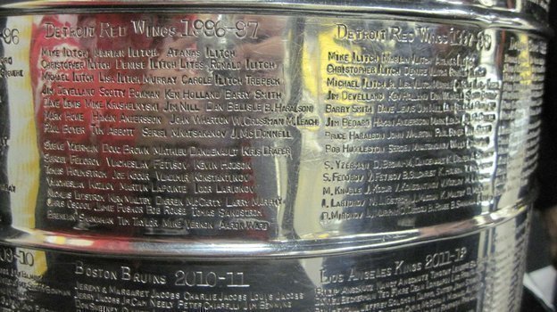 Гравировка на Кубке Стэнли 1997 в верху симейство Илечей. Гравировка на Кубке Стэнли 1997 в верху симейство Илечей.