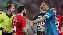 «Все зарплаты к евро привязаны, а доходы в рублях». Как обвал курса валюты РФ скажется на нашем футболе