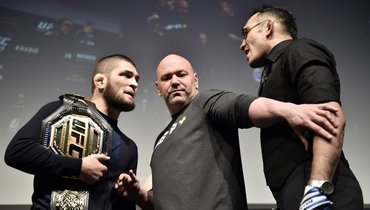 Хабиб Нурмагомедов и Тони Фергюсон на дуэли взглядов.