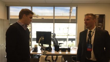 Президент «Лос-Анджелес Кингз» Люк Робитайл с Дарюсом Каспарайтисом в своем кабинете.