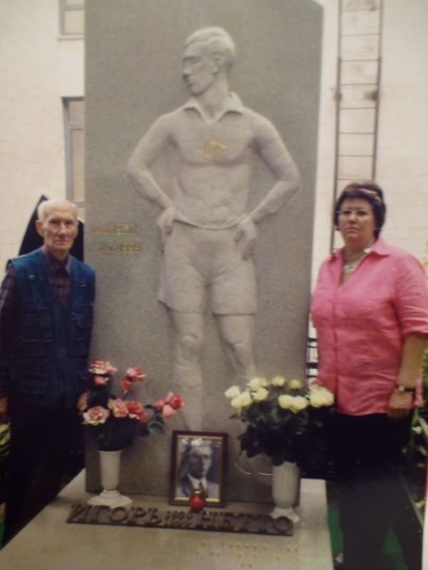 Лев Нетто на могиле своего брата Игоря. Фото из архива семьи Нетто Лев Нетто на могиле своего брата Игоря. Фото из архива семьи Нетто