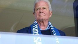 Его ненавидят и оскорбляют фанаты, а он может спасти мир от коронавируса