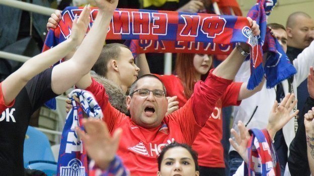 Зато у «Енисея» 3-тысячный манеж заполняется на 75 процентов — это лучший показатель в ФНЛ. Фото ФК «Енисей» Зато у «Енисея» 3-тысячный манеж заполняется на 75 процентов — это лучший показатель в ФНЛ. Фото ФК «Енисей»