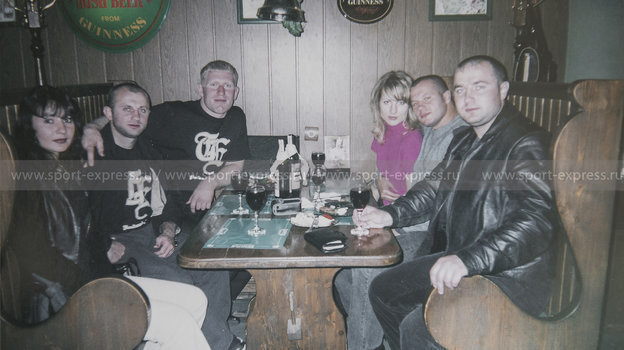 2003 год. Андрей Былдин (второй слева) и Сергей Харитонов (третий слева) в компании Федора и Марины Емельяненко. Фото Фото из личного архива Андрея Былдина 2003 год. Андрей Былдин (второй слева) и Сергей Харитонов (третий слева) в компании Федора и Марины Емельяненко. Фото Фото из личного архива Андрея Былдина