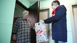 «Хватит чеканить туалетной бумагой!» Спартаковские болельщики — новые тимуровцы, они развозят еду ветеранам