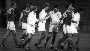 4 октября 1992 года. Москва. Чемпионат россии по футболу. Высшая лига. «Спартак» — ЦСКА — 2:1. Радость Олега Сергеева (в центре) после гола. Александр Гришин.