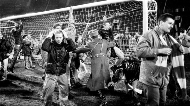 7 октября 1992 года. Москва. Болельщики «Спартака» выбежали на поле после завоевания командой золотых медалей первого чемпионата России. Фото Анатолий Бочинин. 7 октября 1992 года. Москва. Болельщики «Спартака» выбежали на поле после завоевания командой золотых медалей первого чемпионата России. Фото Анатолий Бочинин.