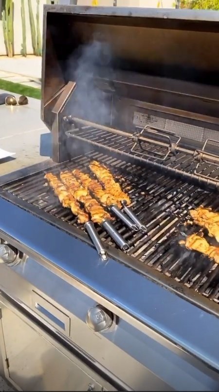 Шашлыки в доме Ковальчуков. Фото Instagram. Шашлыки в доме Ковальчуков. Фото Instagram.