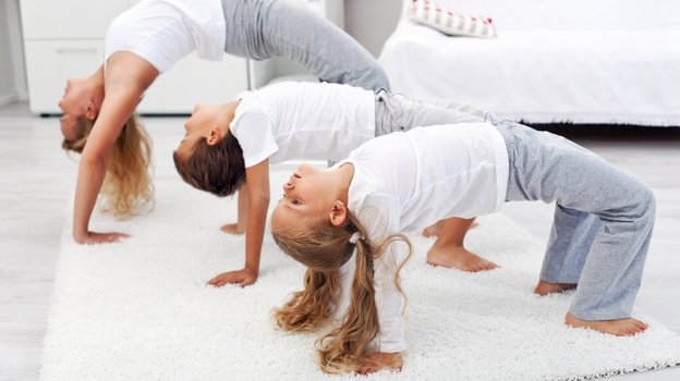 Спорт поможет детям легче справиться с заточением дома. Фото todaysparent.com Спорт поможет детям легче справиться с заточением дома. Фото todaysparent.com