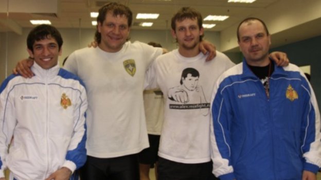 Михаил Малютин, Александр Емельяненко, Иван Емельяненко, Юрий Разумов (тренер AE Team). Фото vk.com Михаил Малютин, Александр Емельяненко, Иван Емельяненко, Юрий Разумов (тренер AE Team). Фото vk.com