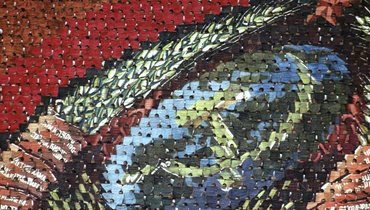 19 июля 1980 года. Москва. Серп и молот из плашек на трибуне «Лужников» во время открытия летней Олимпиады.