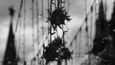 22 апреля. Москва. Светильники на Никольской немного напоминают страшный вирус.