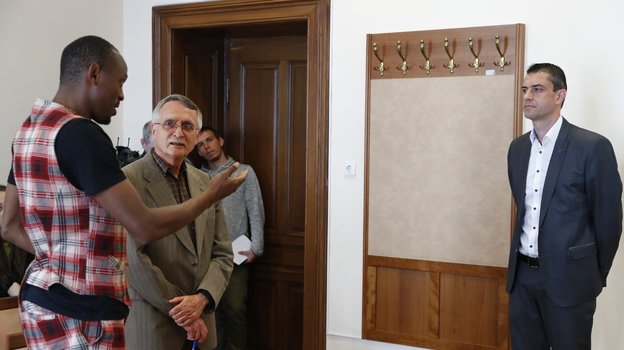 Патрик Мевунгу (слева), его переводчик и Виктор Кашшаи в суде. Патрик Мевунгу (слева), его переводчик и Виктор Кашшаи в суде.