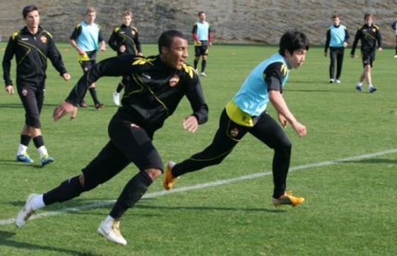 Лайонел Адамс (слева) и кореец Ким Ин Со. Фото ПФК ЦСКА Лайонел Адамс (слева) и кореец Ким Ин Со. Фото ПФК ЦСКА