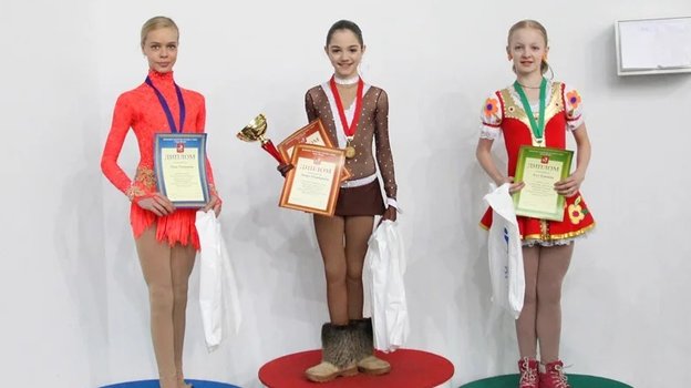 Евгения Медведева (в центре) и Алсу Каюмова (справа). Фото fskate.ru Евгения Медведева (в центре) и Алсу Каюмова (справа). Фото fskate.ru