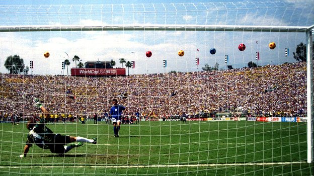 17 июля 1994 года. Пасадена. Сборная Бразилии — сборная Италии — 0:0 (3:2 — по пен.). Промах Роберто Баджо в серии пенальти. Фото Reuters 17 июля 1994 года. Пасадена. Сборная Бразилии — сборная Италии — 0:0 (3:2 — по пен.). Промах Роберто Баджо в серии пенальти. Фото Reuters