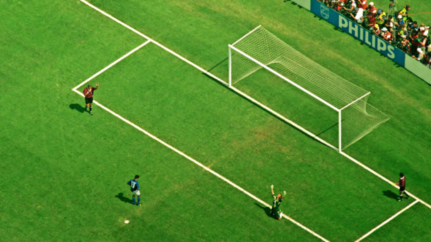 17 июля 1994 года. Пасадена. Сборная Бразилии — сборная Италии — 0:0 (3:2 — по пен.). Вид сверху: эмоции вратаря бразильцев Клаудио Таффарела после промаха Роберто Баджо. 17 июля 1994 года. Пасадена. Сборная Бразилии — сборная Италии — 0:0 (3:2 — по пен.). Вид сверху: эмоции вратаря бразильцев Клаудио Таффарела после промаха Роберто Баджо.