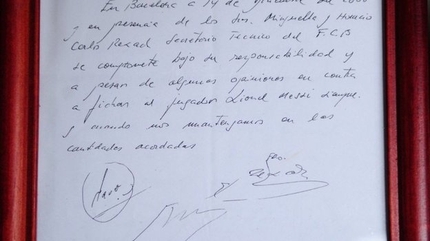 Салфетка, на которой Месси подписал контракт. Фото twitter.com Салфетка, на которой Месси подписал контракт. Фото twitter.com