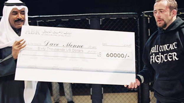 8 февраля 2001 года. Дэйв Менн после выигрыша у Каримулы Баркалаева в финале турнира в Кувейте. Фото Sherdog.com 8 февраля 2001 года. Дэйв Менн после выигрыша у Каримулы Баркалаева в финале турнира в Кувейте. Фото Sherdog.com