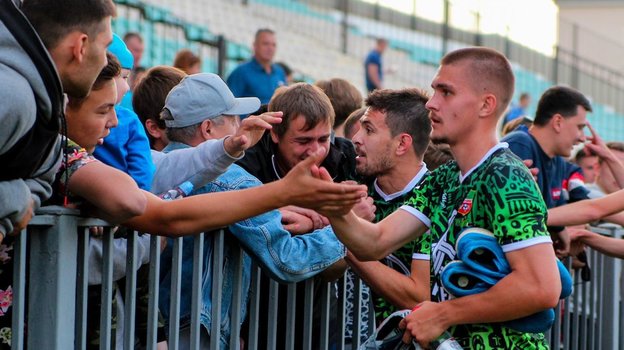 Игроки «Нефтехимика» с болельщиками. Фото ФК «Нефтехимик» Игроки «Нефтехимика» с болельщиками. Фото ФК «Нефтехимик»