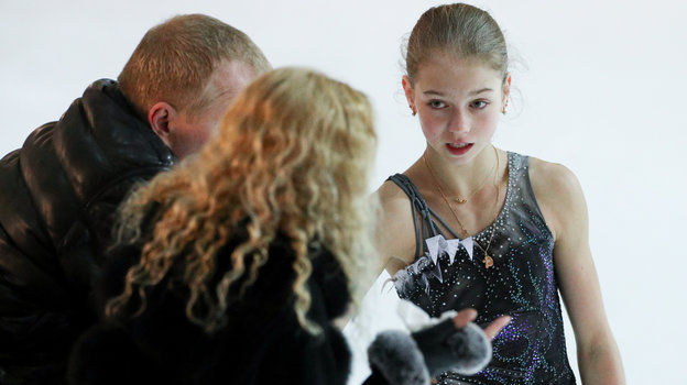 24 января. Грац. Александра Трусова и ее тренеры Сергей Дудаков и Этери Тутберидзе на тренировке во время ЧЕ-2020.