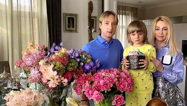 Евгений Плющенко и Яна Рудковская с сыном Александром.