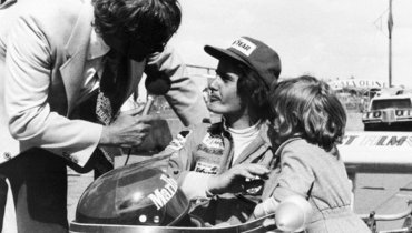 Жиль Вильнев (в центре) и его сын Жак (справа) во время интервью.