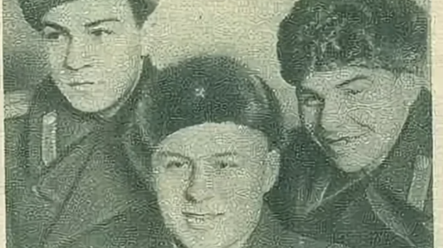 Николай Королев (в центре) с сослуживцами. Николай Королев (в центре) с сослуживцами.