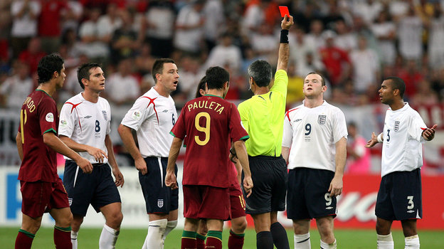 1 июля 2006 года. Гельзенкирхен. Англия — Португалия — 0:0, пен. 1:3. Арбитр показывает красную карточку Уэйну Руни. Фото AFP 1 июля 2006 года. Гельзенкирхен. Англия — Португалия — 0:0, пен. 1:3. Арбитр показывает красную карточку Уэйну Руни. Фото AFP